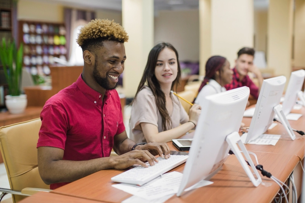 Como cursos de graduação e pós-graduação impactam a carreira profissional?