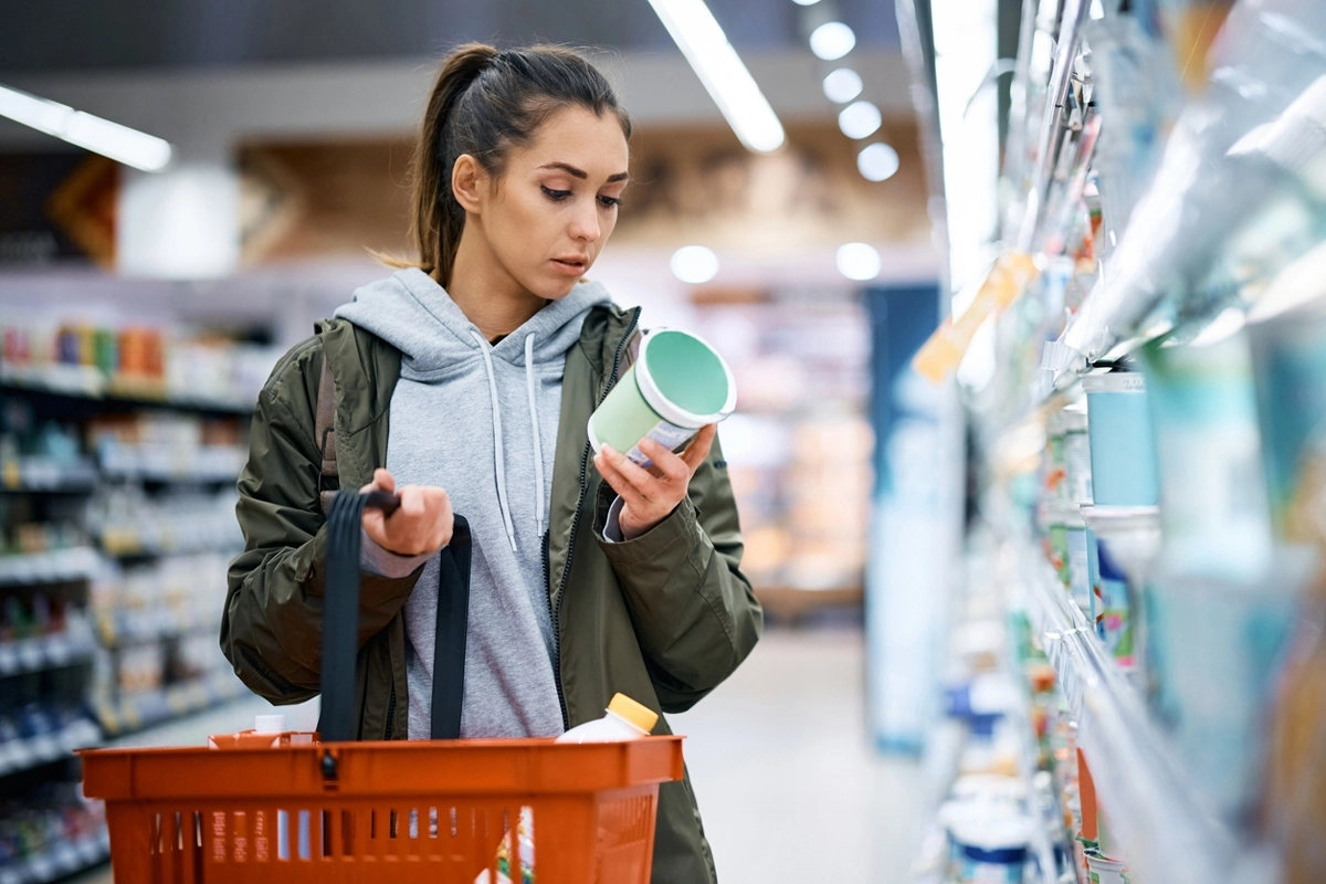 Valor gasto em supermercados e restaurantes segue em alta em 2025, aponta pesquisa da Alelo e FIPE