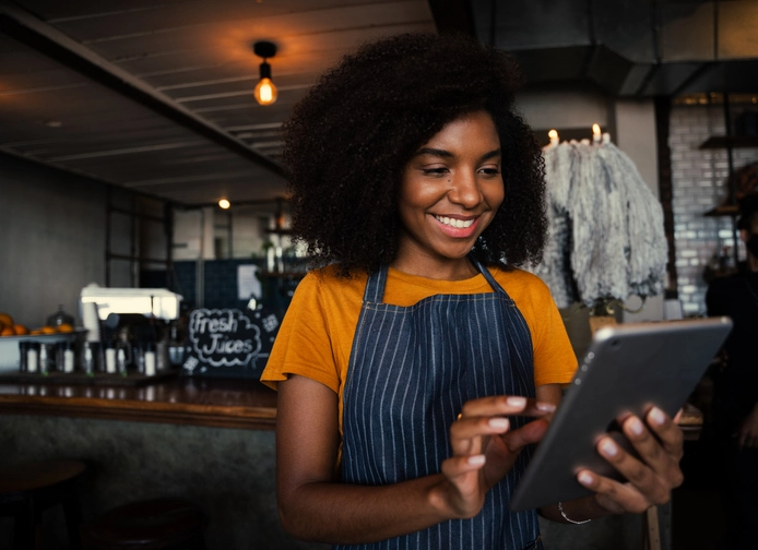 Atendente com tablet nas mãos