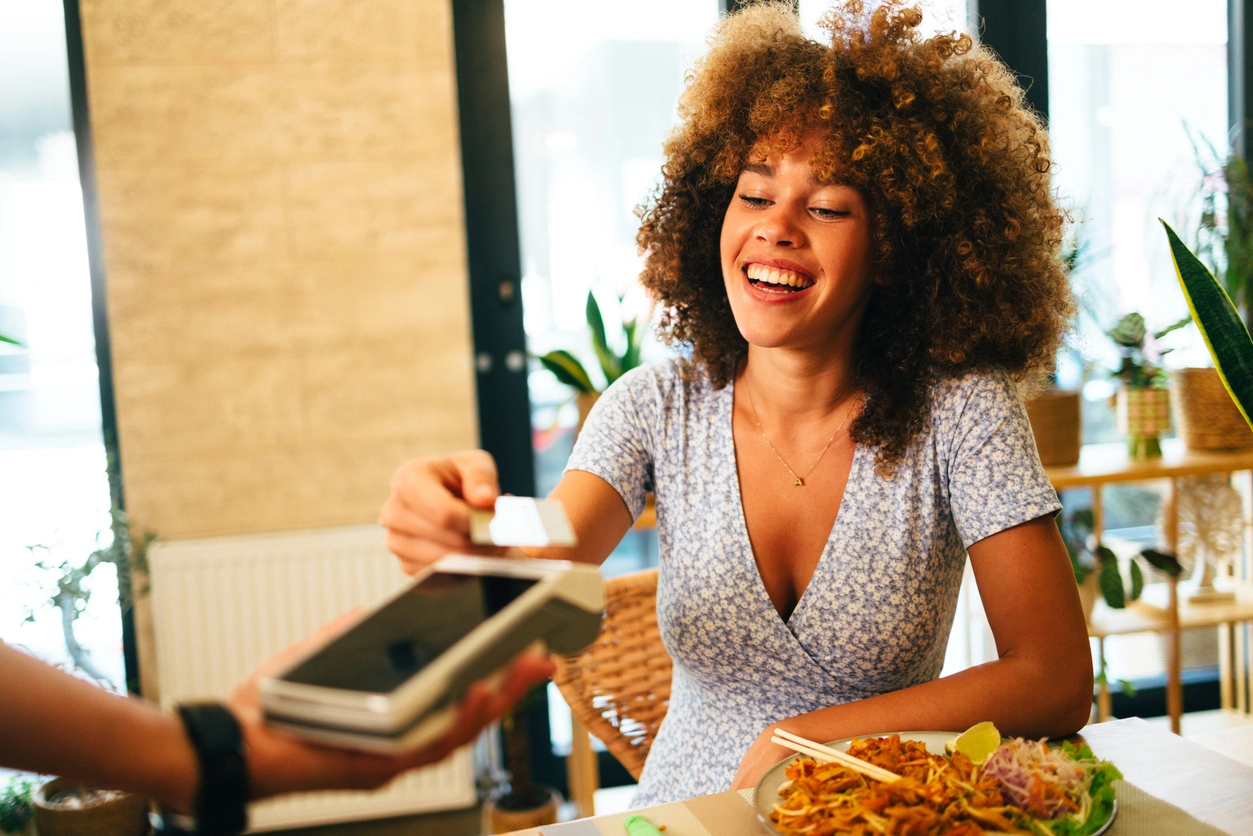Vale-alimentação x vale-refeição: como escolher o melhor benefício para o seu time?