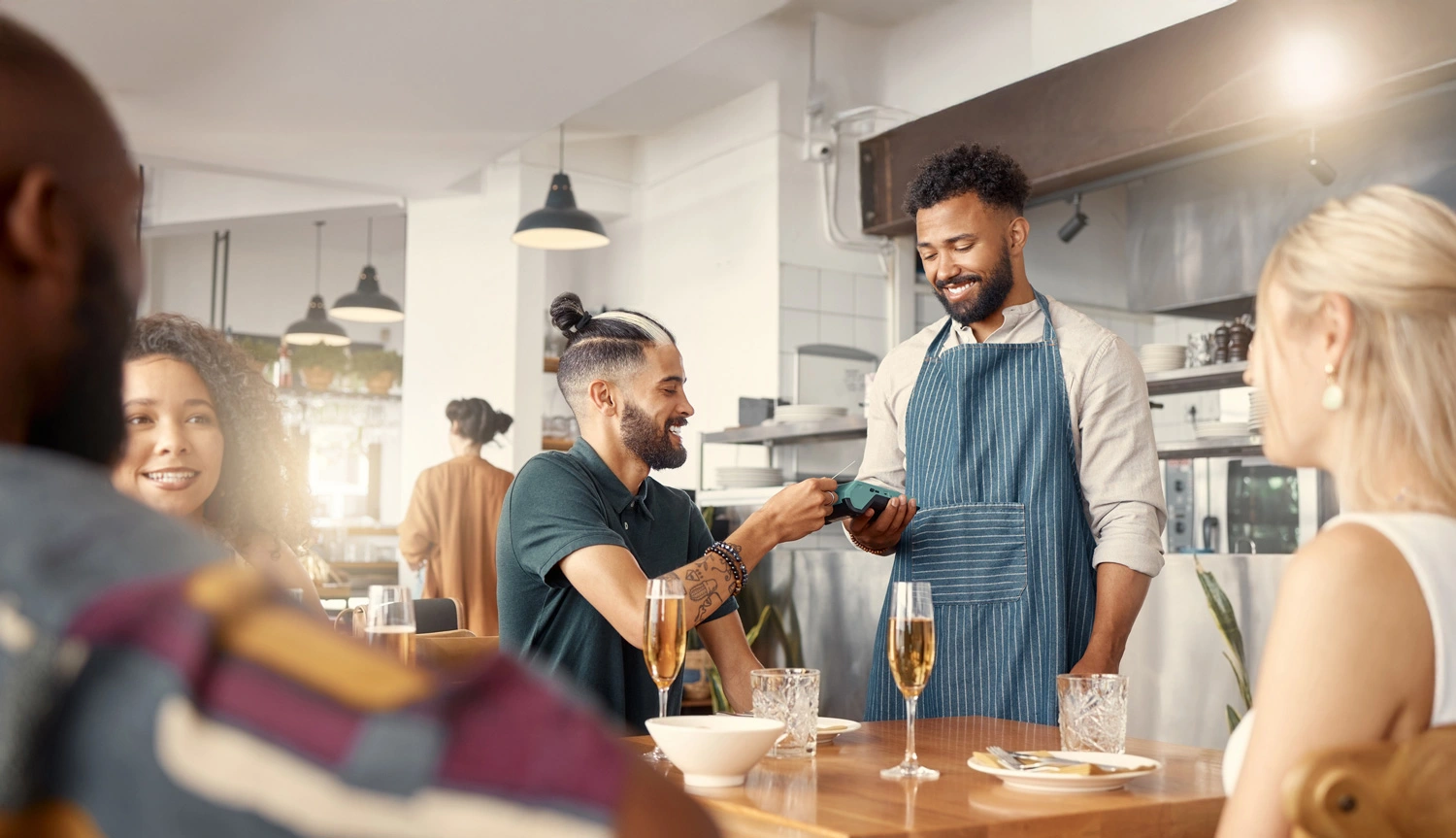 Vale-alimentação ou vale-refeição: qual benefício faz mais sentido para sua empresa?
