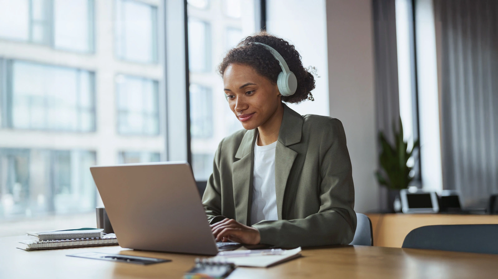 Ouvir música no trabalho melhora a produtividade ou tira o foco?
