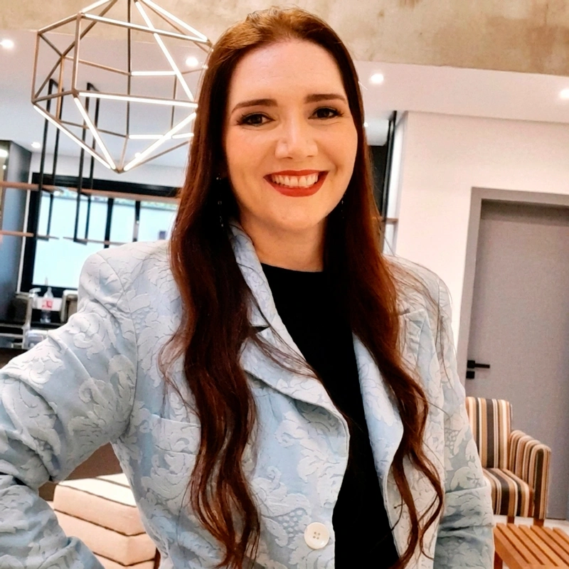 Isabela Cavalheiro, Fundadora do Grupo Trhoca